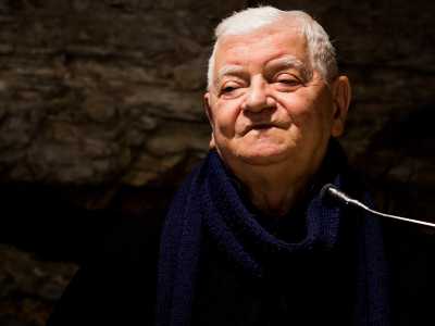 Prima di accedere incontriamo l�86enne padre Nicola, colui che da 45 anni guida la congregazione dei rogazionisti, che nel 1974 acquistarono l�intera struttura da un privato. Il sacerdote ci illustra cos� la storia di questa cavit�